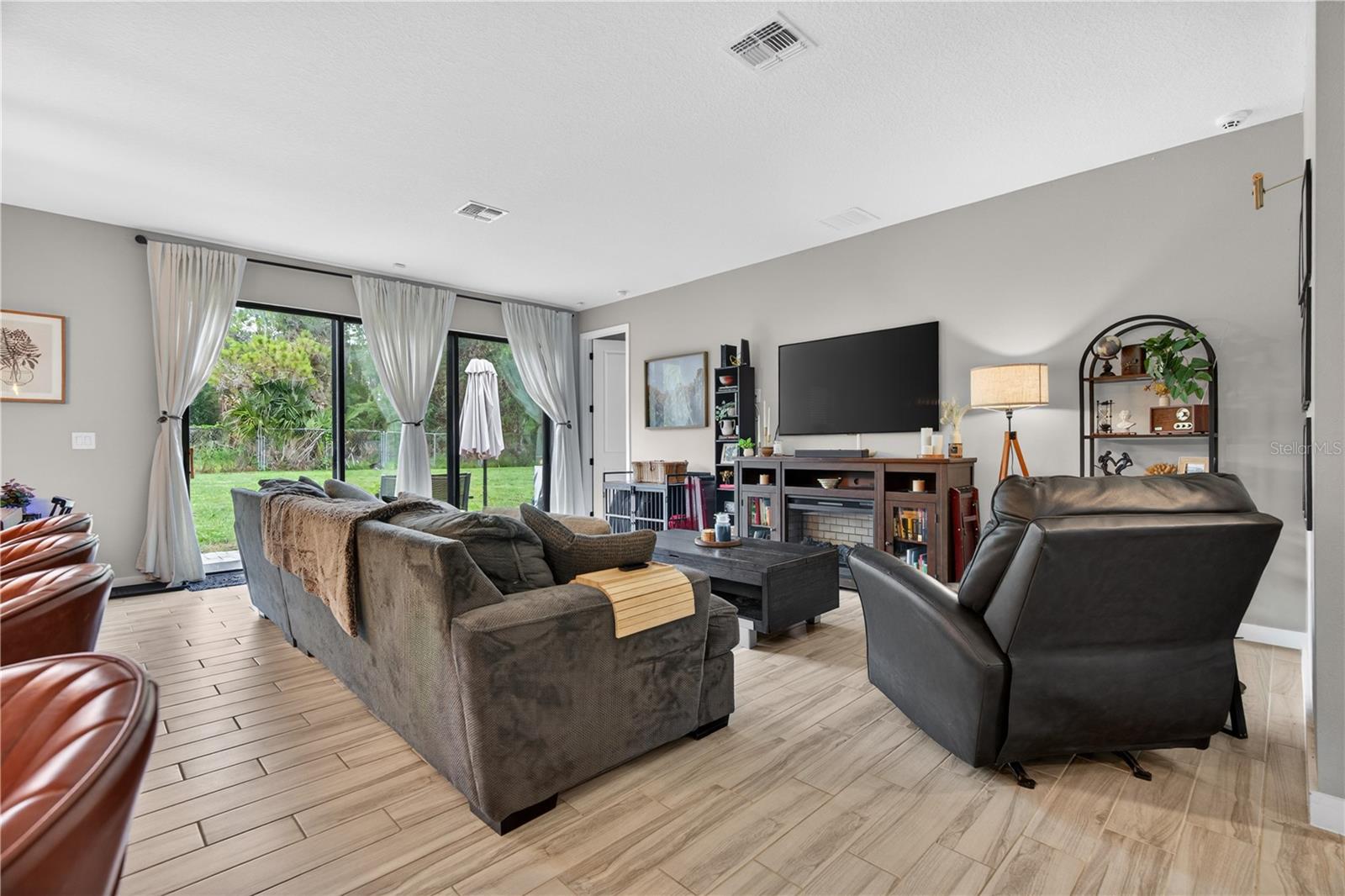 PALM LAKES ESTATES - Residential