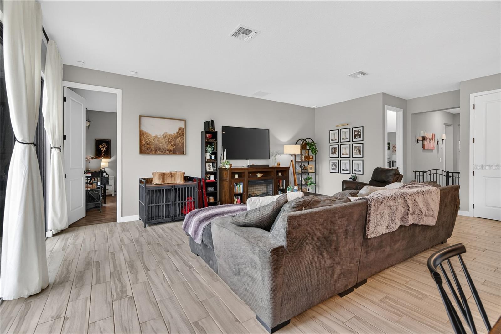 PALM LAKES ESTATES - Residential