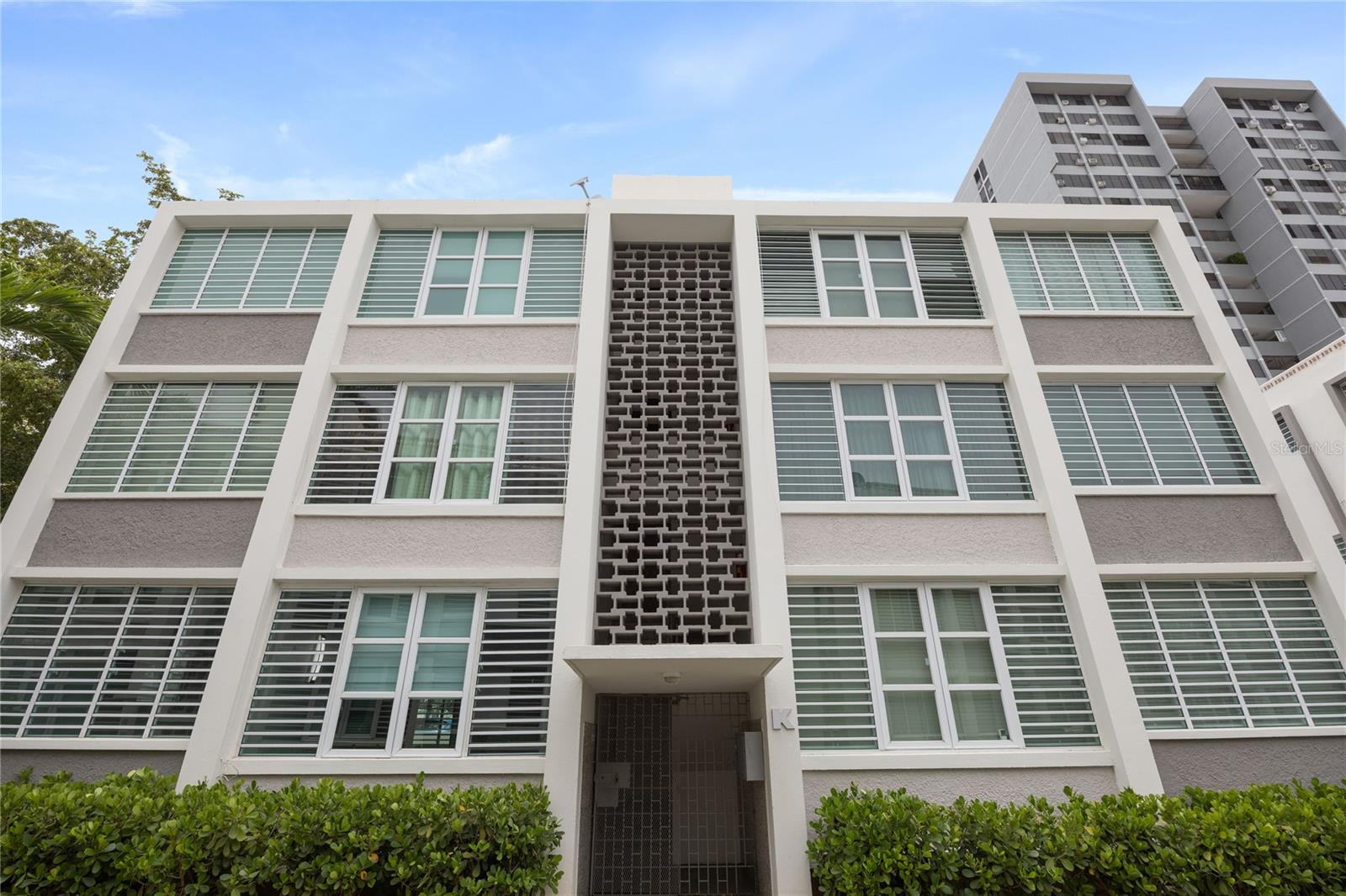 Excellent opportunity in Guaynabo! Cozy and comfortable walk-up apartment, garden floor, no stairs, at the highly desirable Gallardo Gardens Condominium. This property features a great layout, showcasing a living-dining area; It has 2 bedrooms and 1 remodeled bathroom.  The kitchen is conveniently designed and renovated.  The apartment has 802 square foot.  Ideally located on Luis Vigoreaux Ave., boasting an incredibly low and attractive monthly HOA fee. Near to schools, shopping centers, restaurants, and medical offices.  Perfect as a primary residence or an investment opportunity.