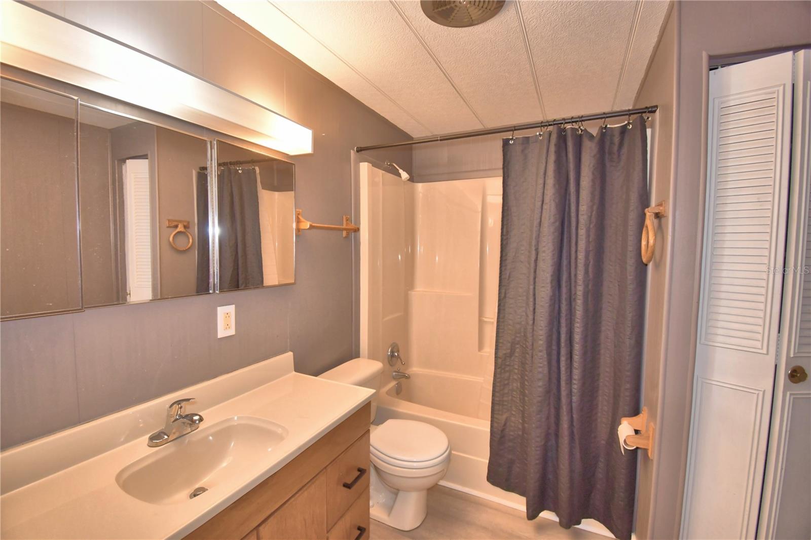 ARIANA SHORES MHP - Residential