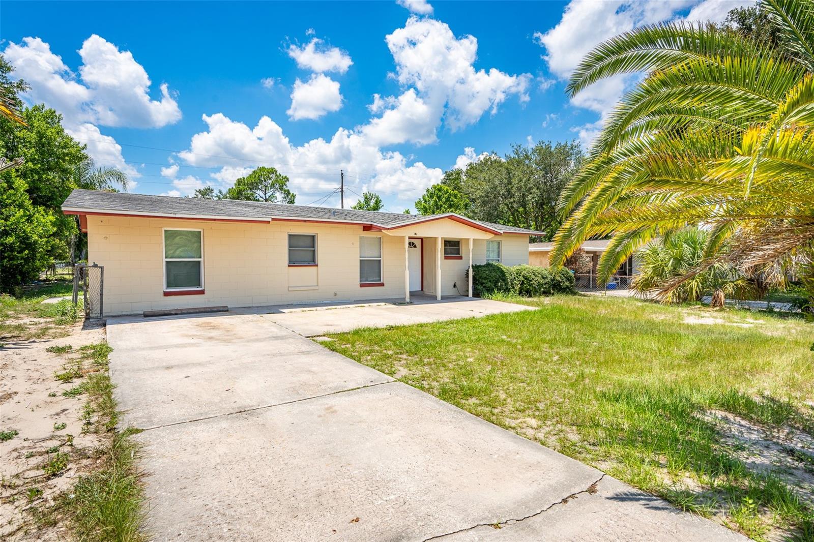 4 bedroom, 2 bathroom, large back patio. All tile floors throughout, large back yard, community park with lots of walking sidewalks. Near the Oviedo Market  and lots of food and shopping areas, easy access to 417, close to Red Bug Lake Recreational Center. No include washer & dryer.