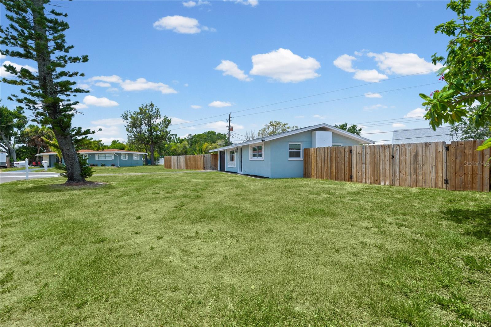 FLORILAND PARK - Residential