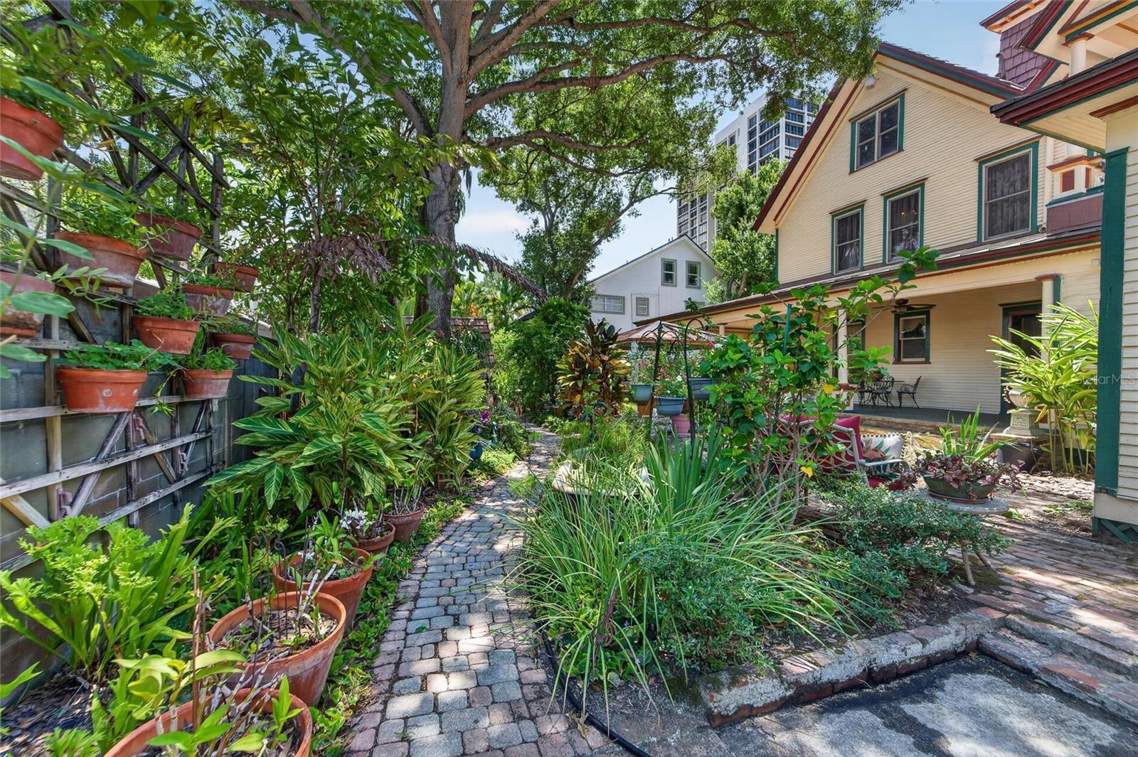 CREST VIEW - Residential