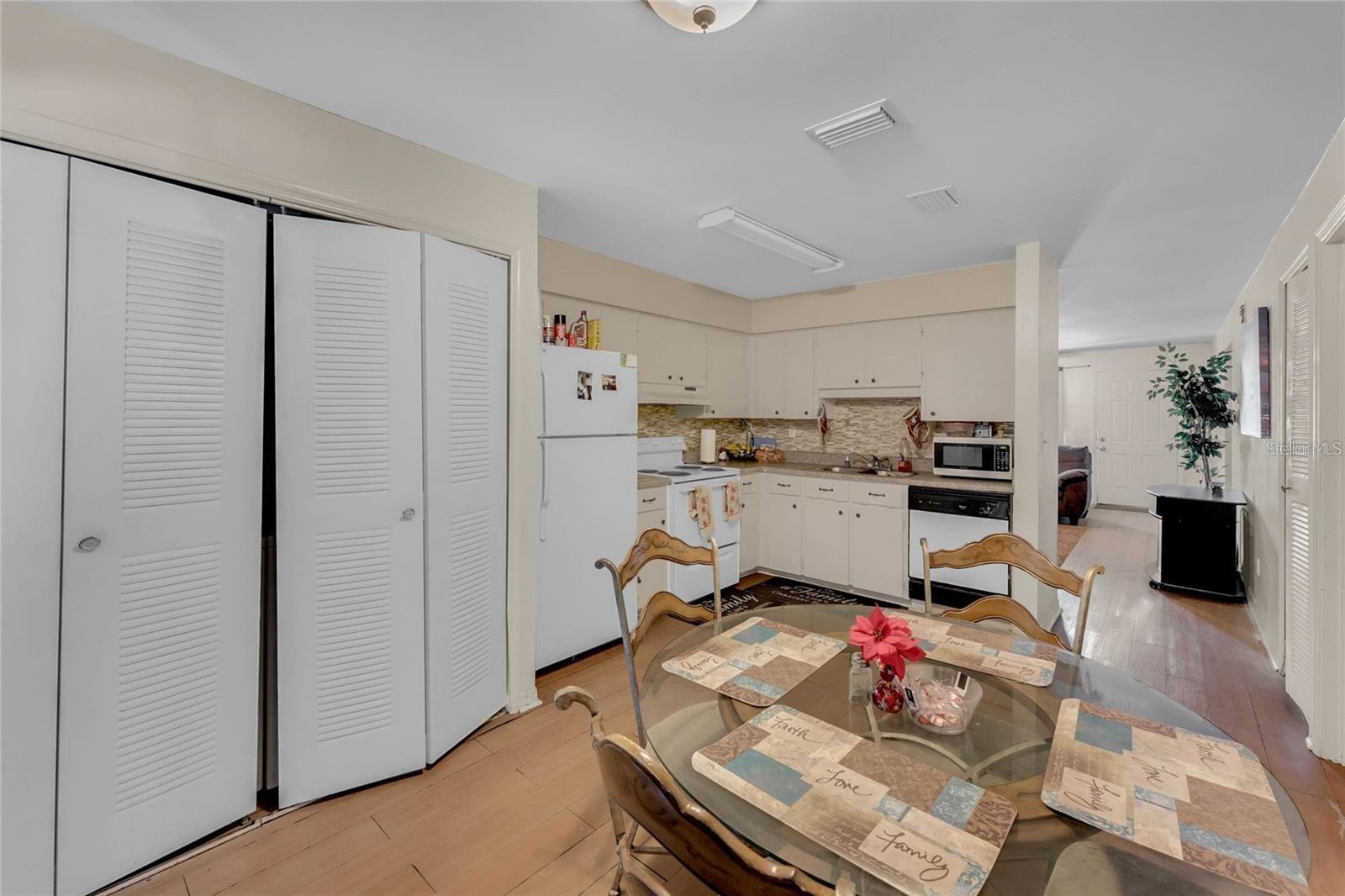 NORTH LAWNE VILLAS - Residential Lease