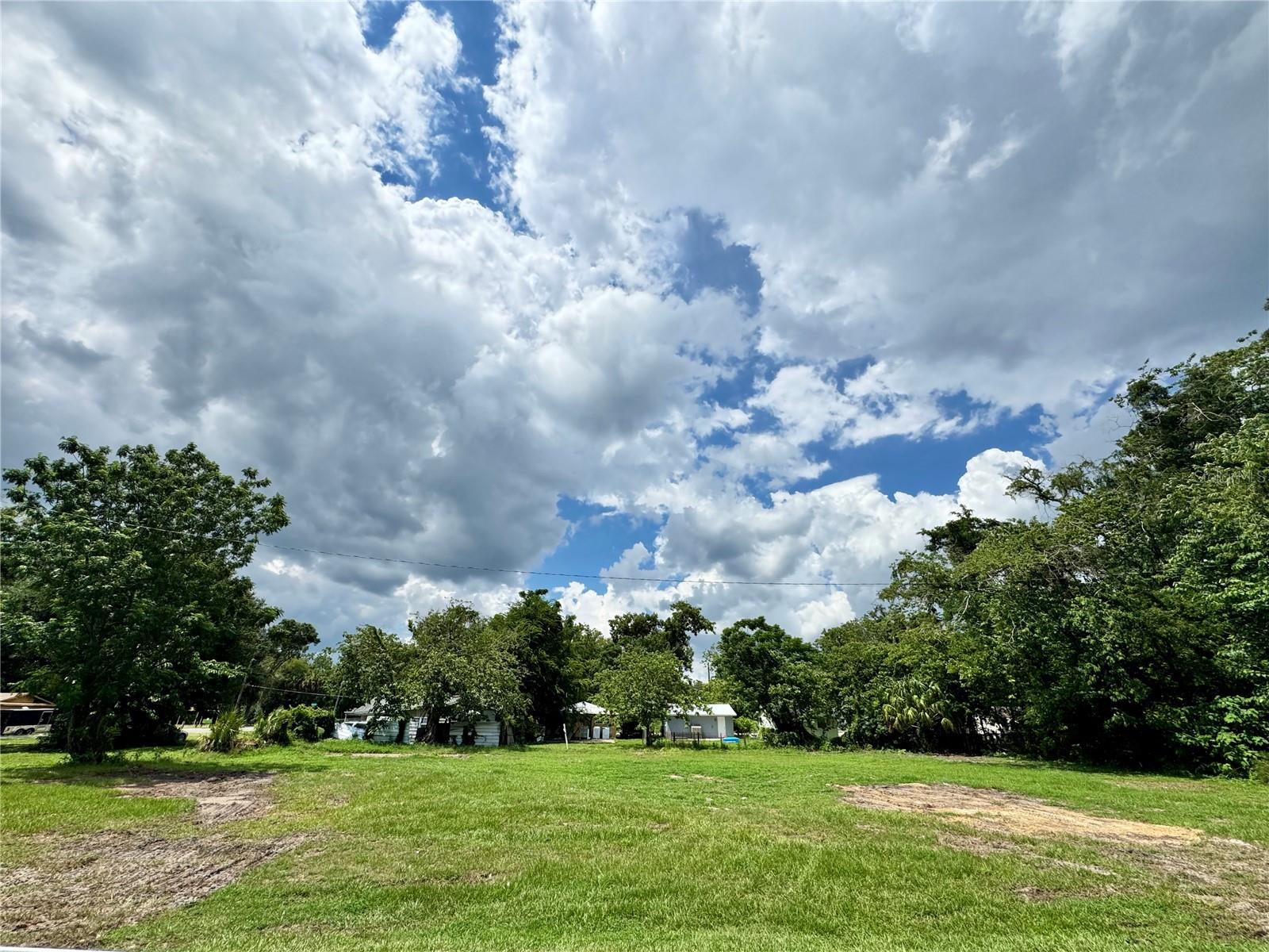 WEST END - Land