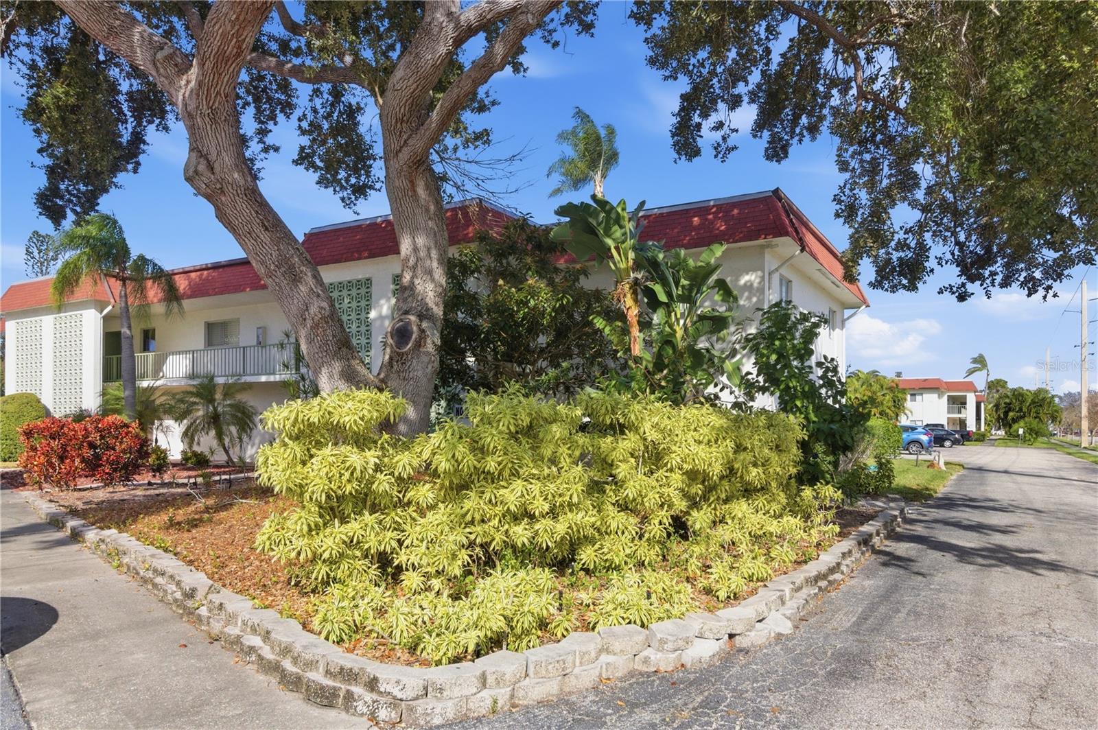 This beautifully updated 2-bedroom, 2-bath condominium offers the perfect blend of modern finishes and an unbeatable Sarasota location. The open-concept layout creates a seamless flow between living, dining, and kitchen spaces, enhanced by new flooring and abundant natural light.
The kitchen has been tastefully renovated with quartz countertops, new cabinetry, and new appliances, while both bathrooms have been thoughtfully remodeled with contemporary finishes. Every detail has been designed for comfort, style, and easy living.
Ideally situated near Siesta Key Beach—renowned for its pristine sands—this residence is also conveniently close to shopping, dining, and entertainment, with downtown Sarasota just a short drive away.
Whether used as a full-time home, seasonal home, or investment opportunity, this condominium delivers exceptional versatility and value in one of Sarasota’s most desirable areas.