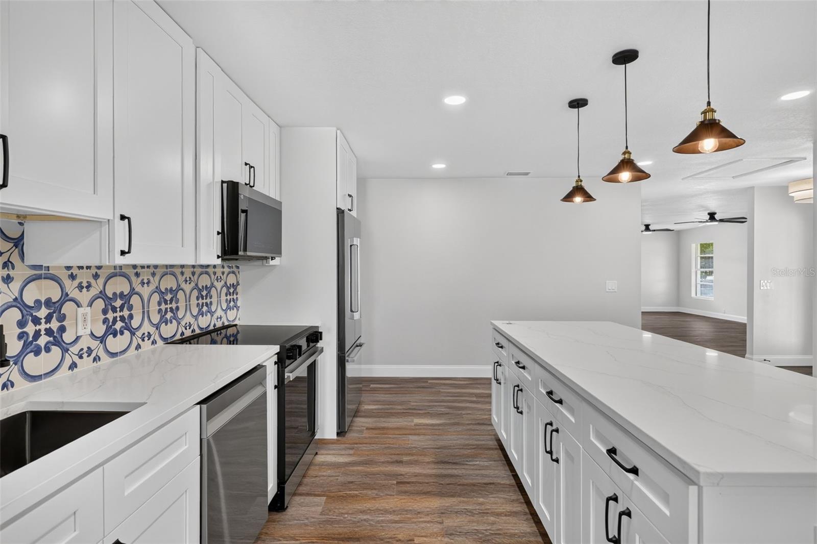 WHISPER LAKE - Residential