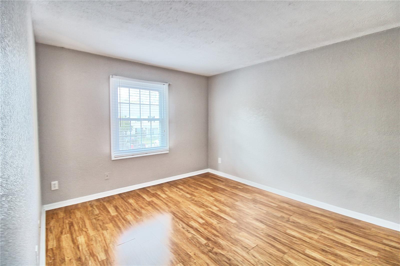 WHISPERING OAKS - Residential