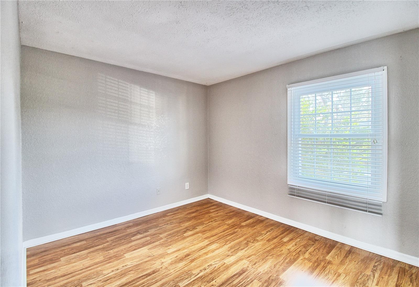WHISPERING OAKS - Residential