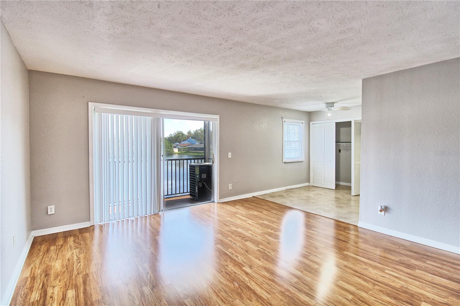 WHISPERING OAKS - Residential