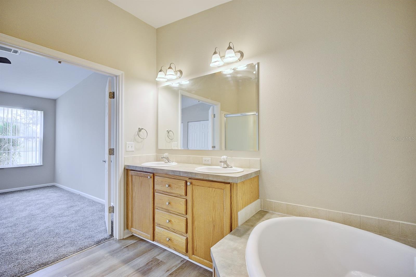 3.36 AC W 222 FT OF NW1/4 OF SE1/4 OF SE1/4 09 34S - Residential