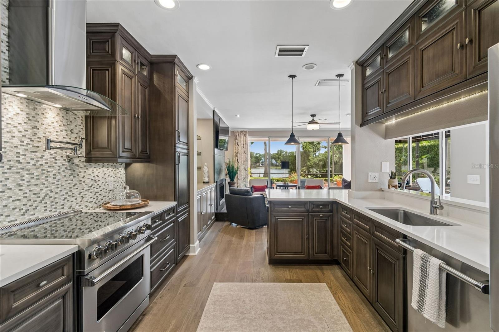 LAKE ELLEN LANDINGS TWNHMS - Residential