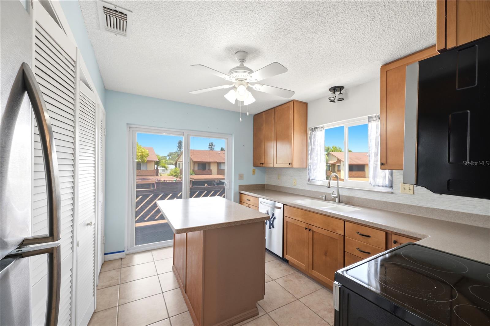 BEACON LAKES INC CONDO 5 - Residential