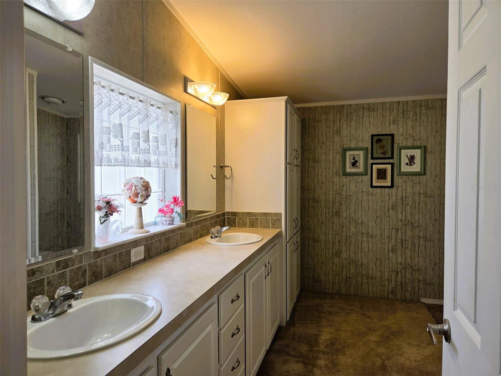 OAKWOOD MANOR - Residential
