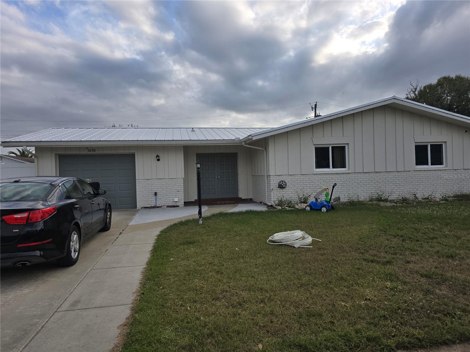 GREAT HOME FOR THE FIRST TIME HOMEBUYER, 3 BEDROOMS 2 BATHS, ONE CAR GARAGE, VINYL FLOORING, IMPACT WINDOWS, REMODELED KITCHEN, NEW METAL ROOF, WATER FILTRATION SYSTEM, COVERED PATIO/LANAI, NICE FENCED BACKYARD, 
PAINTED IN NEUTRAL COLORS SEPARATE DINING/BREAKFAST AREA.
GREAT LOCATION CLOSE TO SOPING CENTERS, HOSPITALS, EASY ACCESS TO I-75.