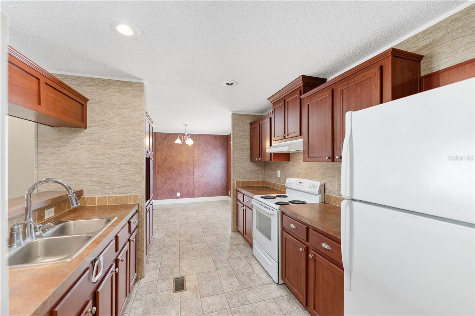 UNIVERSITY AVE PROPERTIES INC - Residential