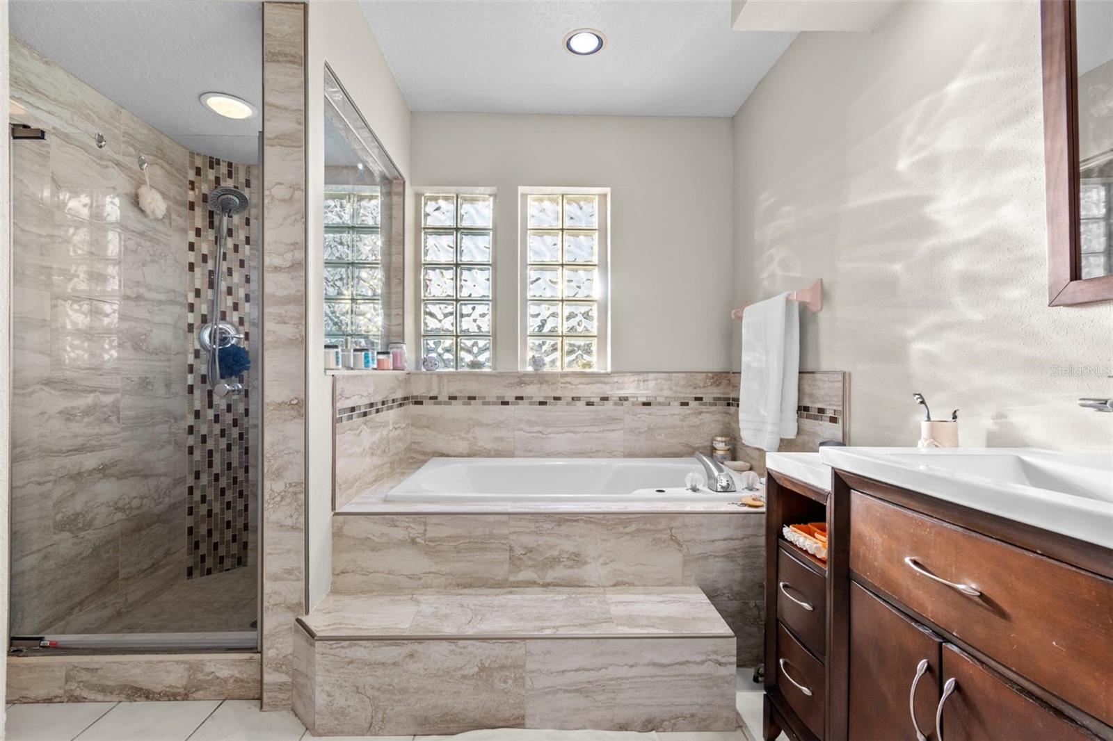 LAKES UNIT 2 PH 2 THE - Residential Lease