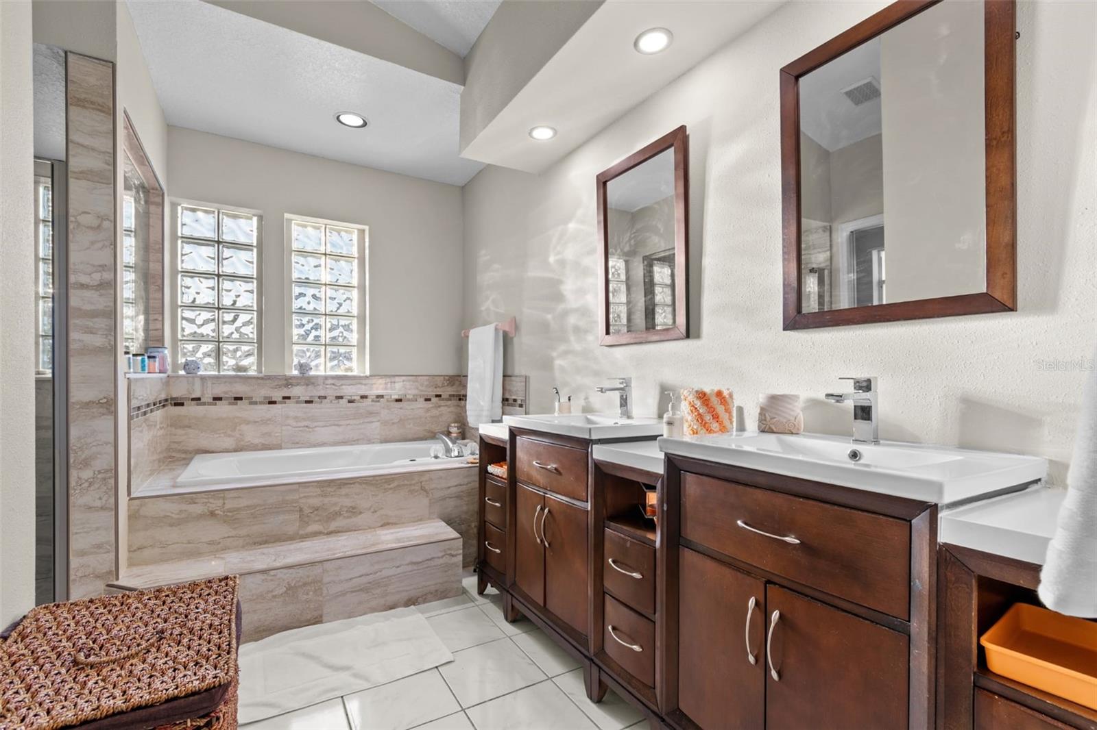 LAKES UNIT 2 PH 2 THE - Residential Lease