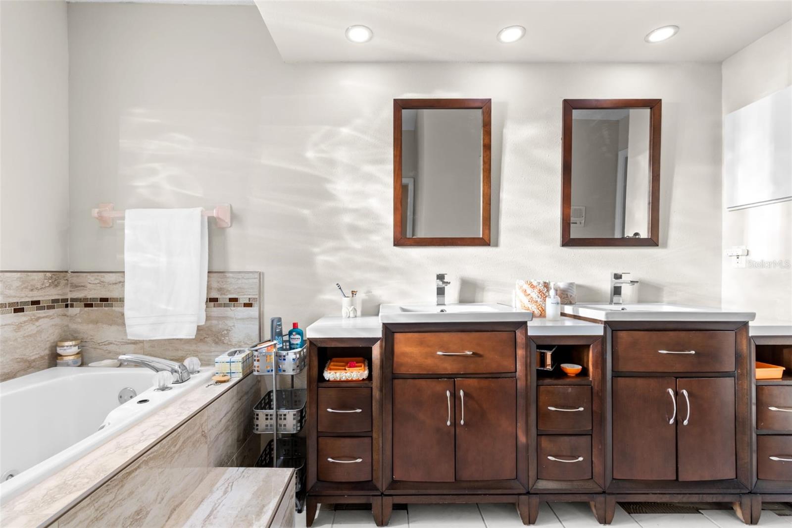 LAKES UNIT 2 PH 2 THE - Residential Lease