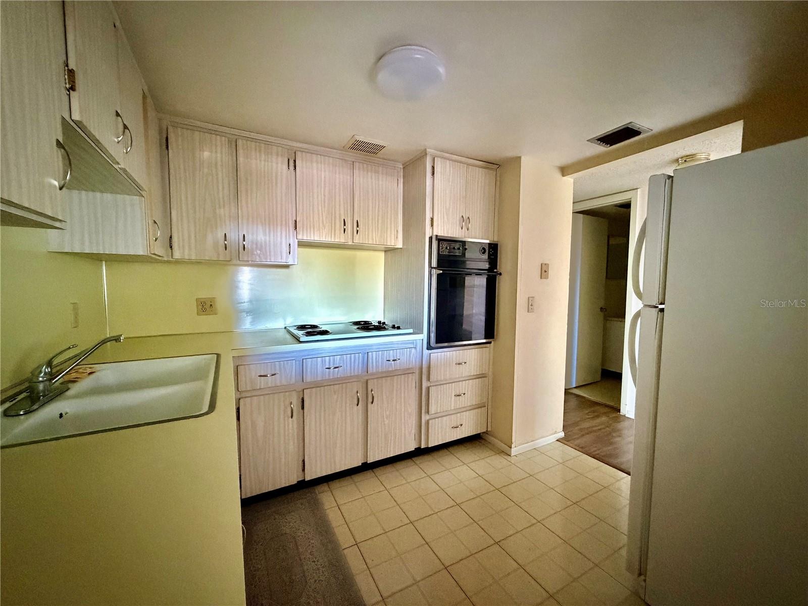 ON TOP OF THE WORLD - Residential Lease