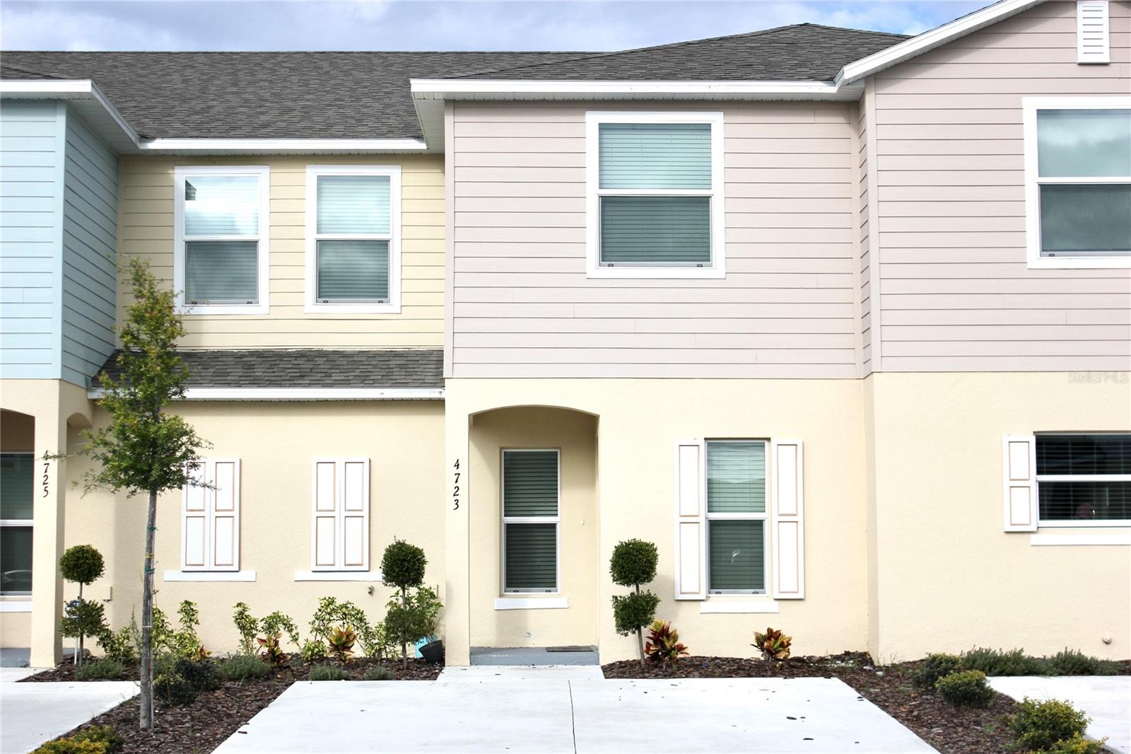 Beautiful townhouse, 3 Bedroom and 2.5 Bath, in excellent community "Fiesta Key 2", open floor plan, kitchen with nice counter granite, comfortable back porch, laundry are on the second floor. Excellent location, just 10 minutes from 192, 20 minutes from World Disney theme parks, 20 minutes from the outlet store, 20 minutes from "Kissimmee Gateway Airport", "Schedule your Appointment".