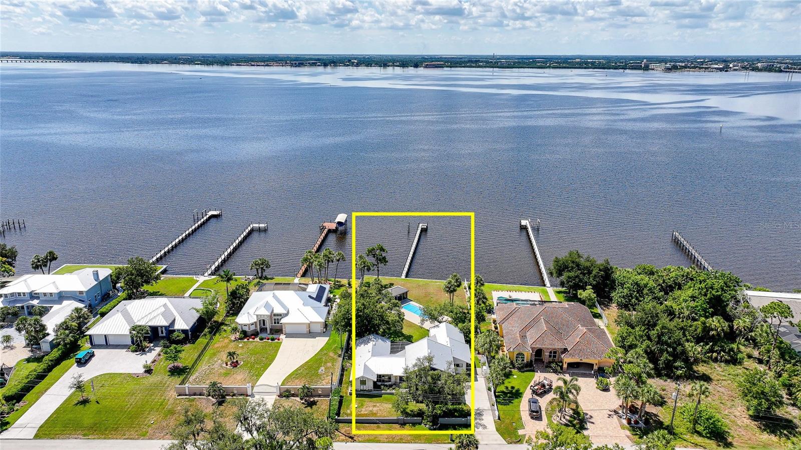 CHARLOTTE SHORES UN 01 - Residential