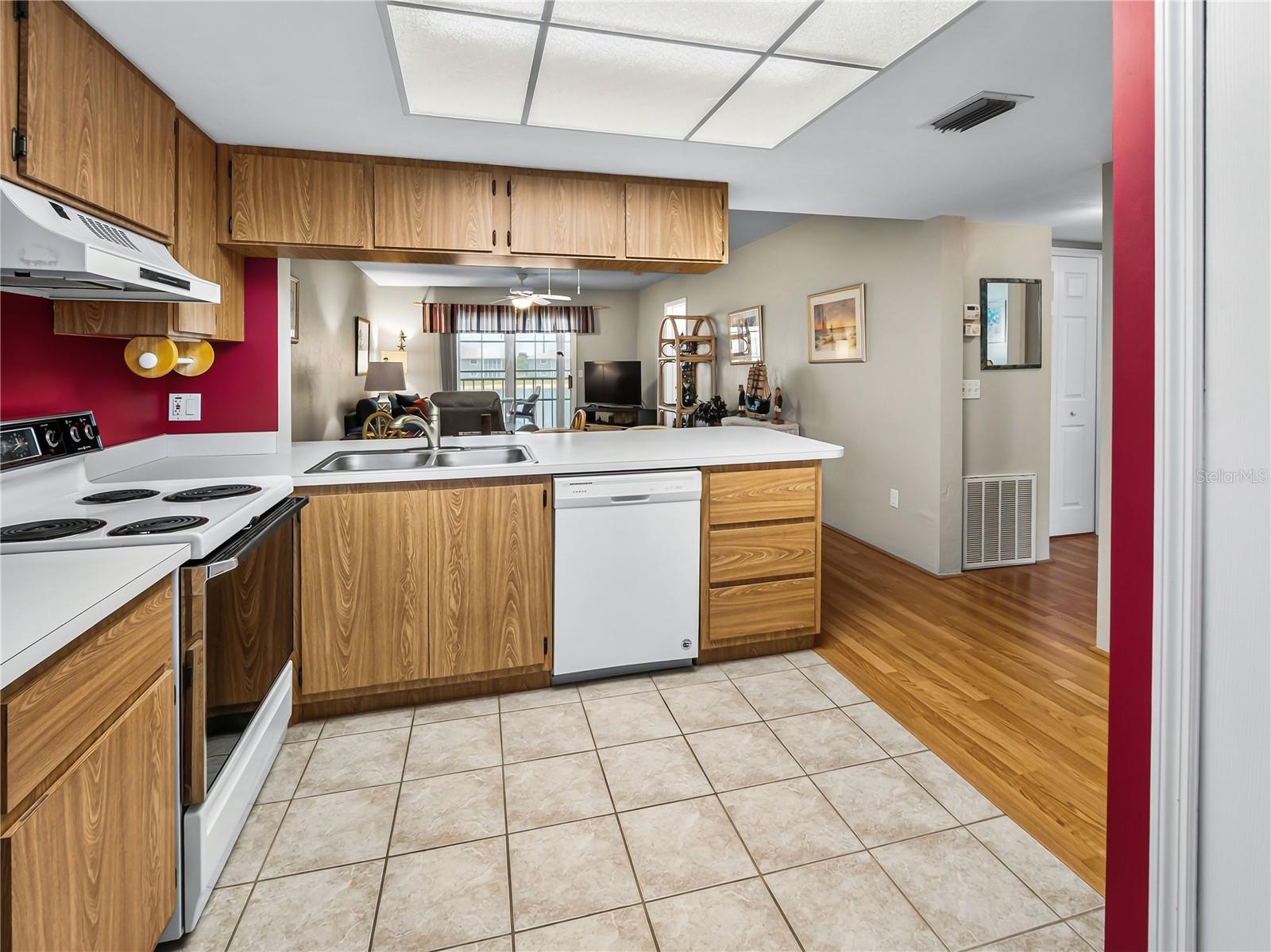 LAKES EDGE - Residential