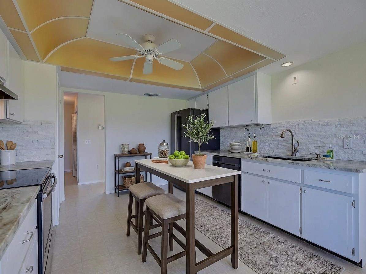 LOT 484 VENICE GARDENS UNIT 8 - Residential
