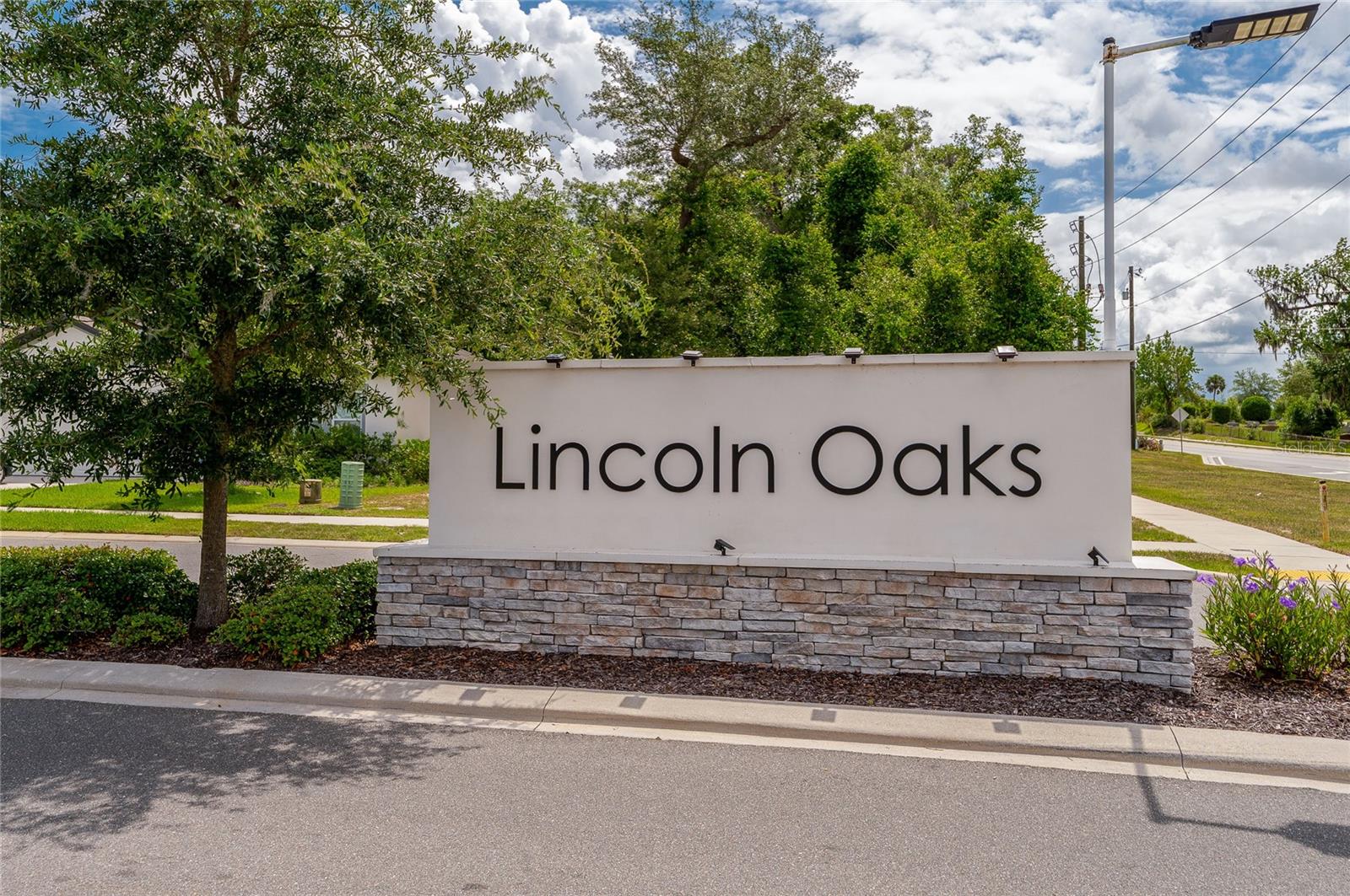 LINCOLN OAKS - Residential