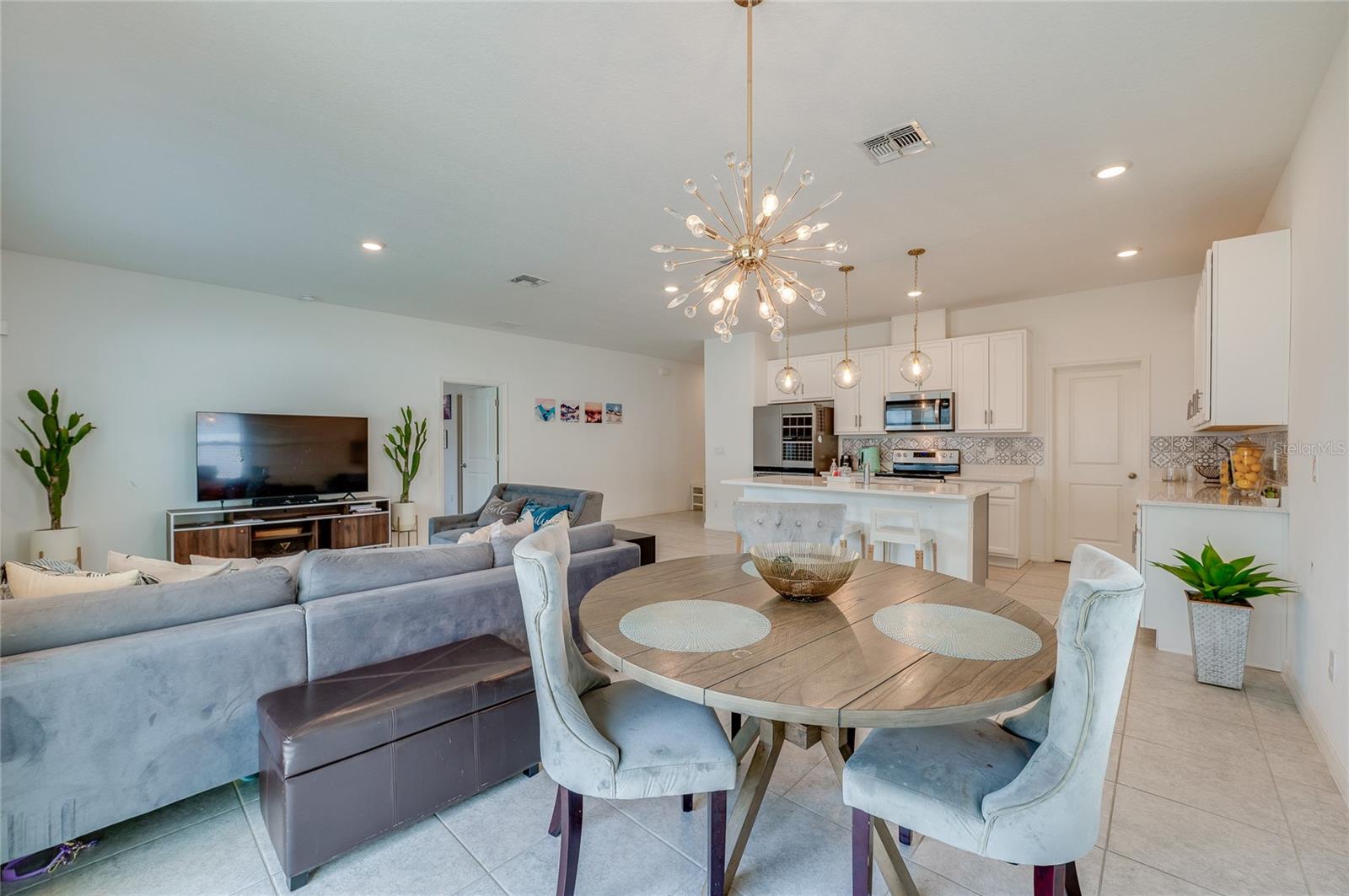 LINCOLN OAKS - Residential