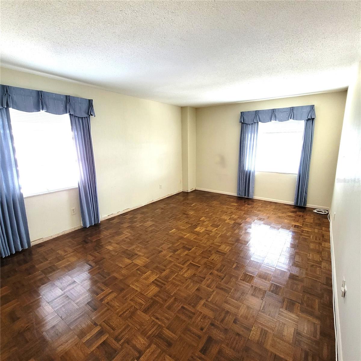 REGENCY HOUSE - Residential