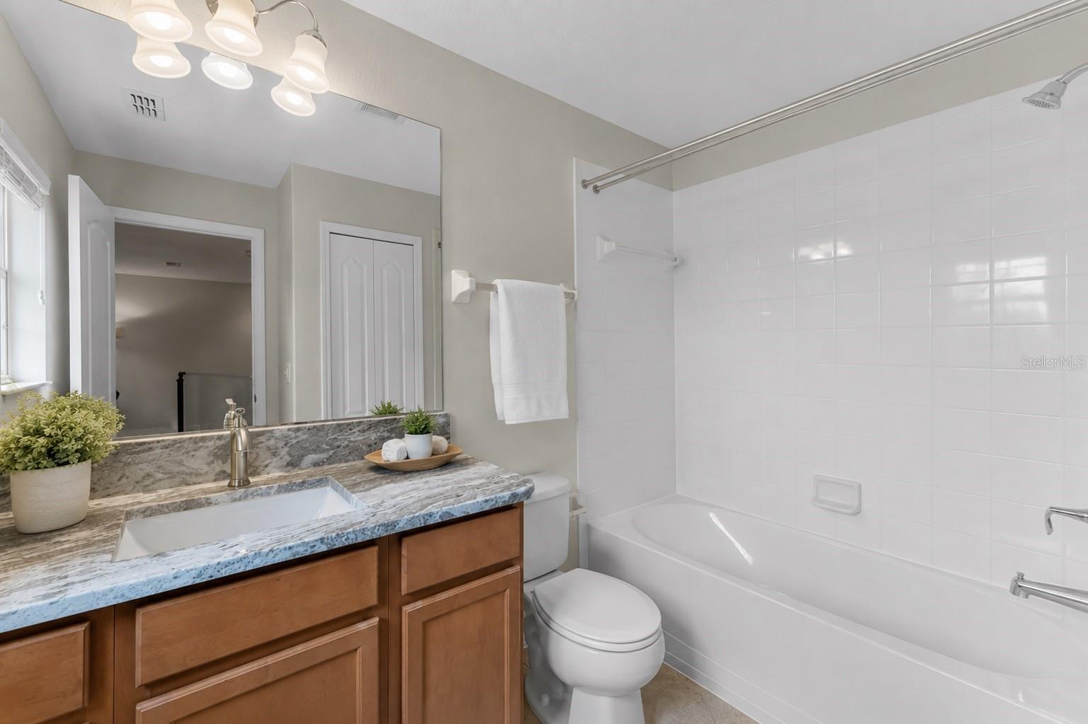 SAVANNAH LNDGS - Residential