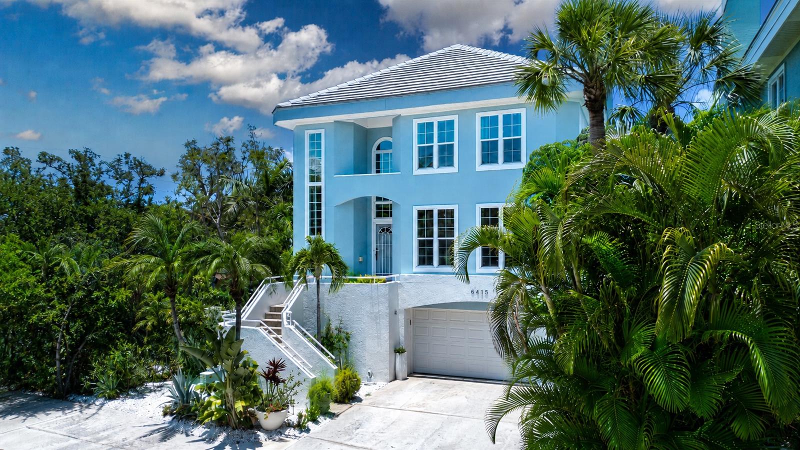 No bridges to the Intracoastal Waterway and the Gulf, a private deeded boat slip with a 10,000-pound lift, and an exceptional 720-square-foot bonus game room with a private spa make this Somerset Cove residence a rare opportunity for the discerning waterfront buyer. Located in one of Siesta Key's most sought-after gated communities, this beautifully maintained home offers the perfect blend of luxury, comfort, and effortless coastal living.

Designed with both elegance and peace of mind in mind, the home has been extensively upgraded with a new roof (2024), hurricane impact windows (2020), and a new air conditioning system (2020), along with numerous additional high-end improvements throughout. Abundant storage—including ideal space for seasonal owners and northerners.

Whether you're entertaining after a day on the water, unwinding in your private spa, or enjoying quick access to Sarasota Bay and the Gulf, this move-in-ready residence offers an unparalleled boating lifestyle with the quality, security, and convenience today's luxury buyers demand.