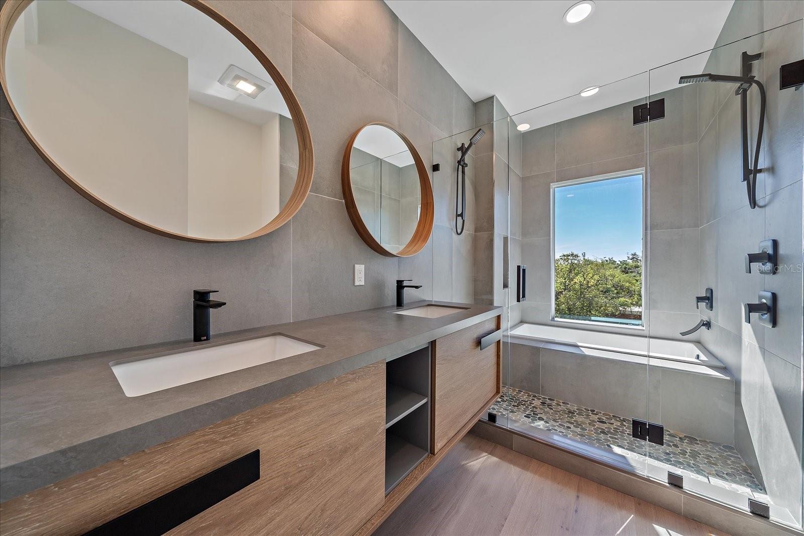 LAUREL ON THE WATER - Residential