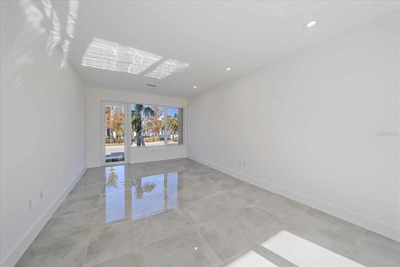 LAUREL ON THE WATER - Residential