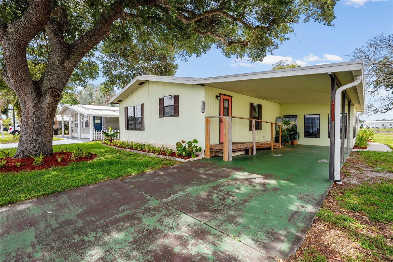 OAKS ROYAL - Residential