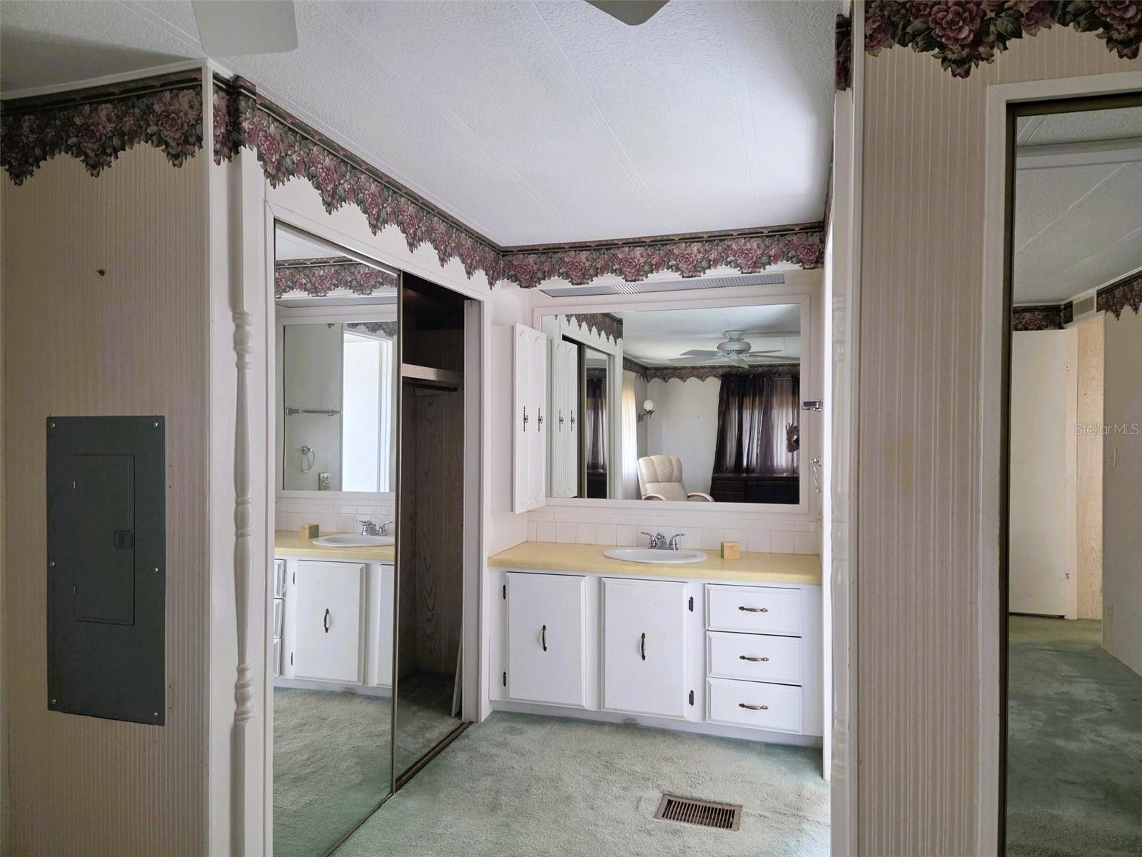 OAKWOOD MANOR - Residential