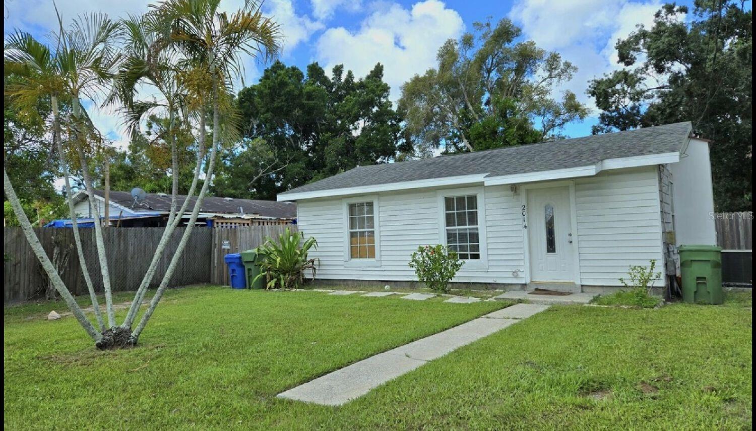 *Buy as a package deal for $550,000 with 720 22nd ave W Bradenton - 4 Total Units!*

Duplex for sale

2 bed 1 bath & a Studio

2 bed has a lease at 1,500 per month

Studio is vacant - should lease at 1,050 per month

Tenants pay utilities

Overall good cosmetic condition