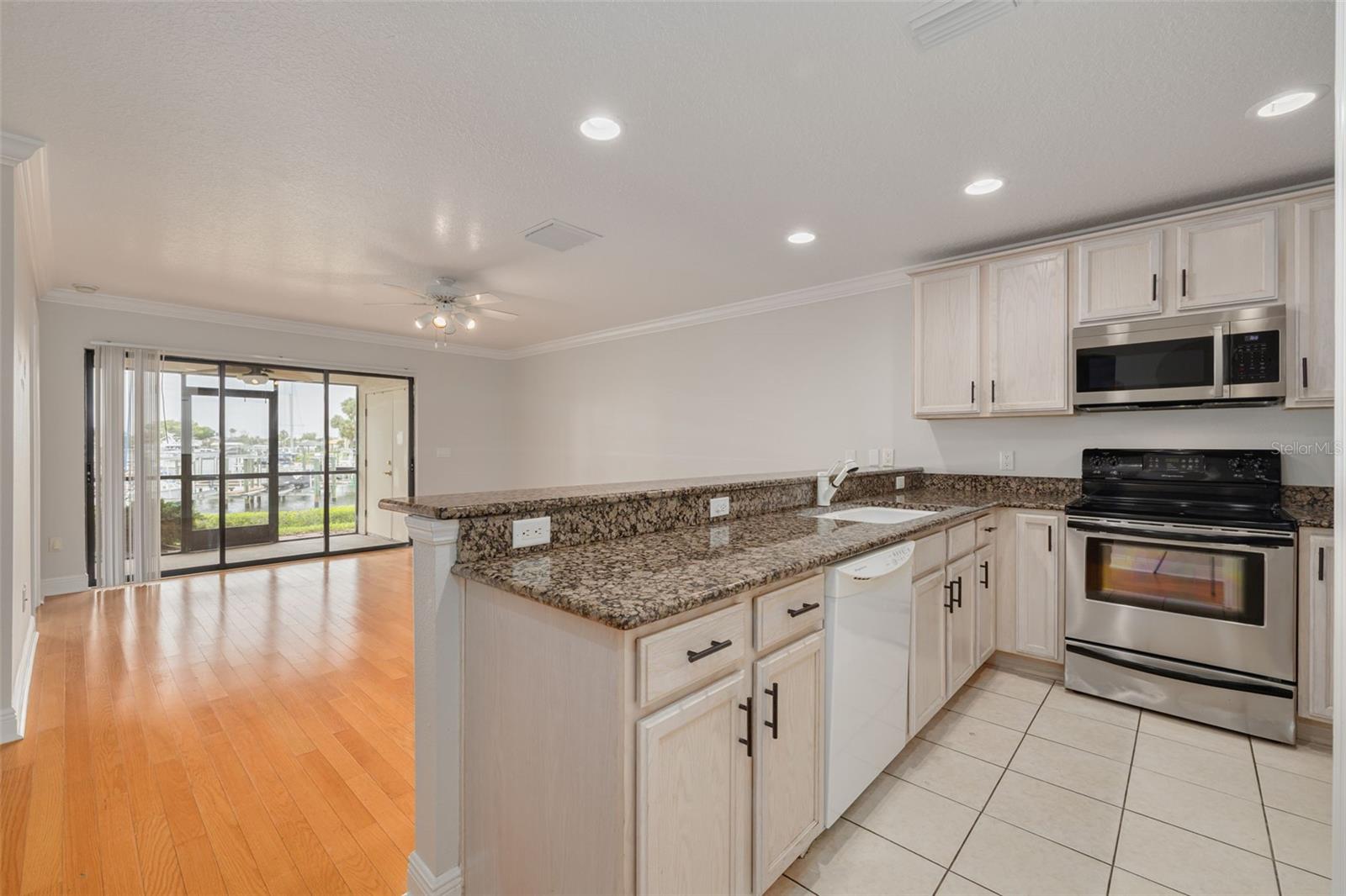YARDARM CONDO PH 01 - Residential