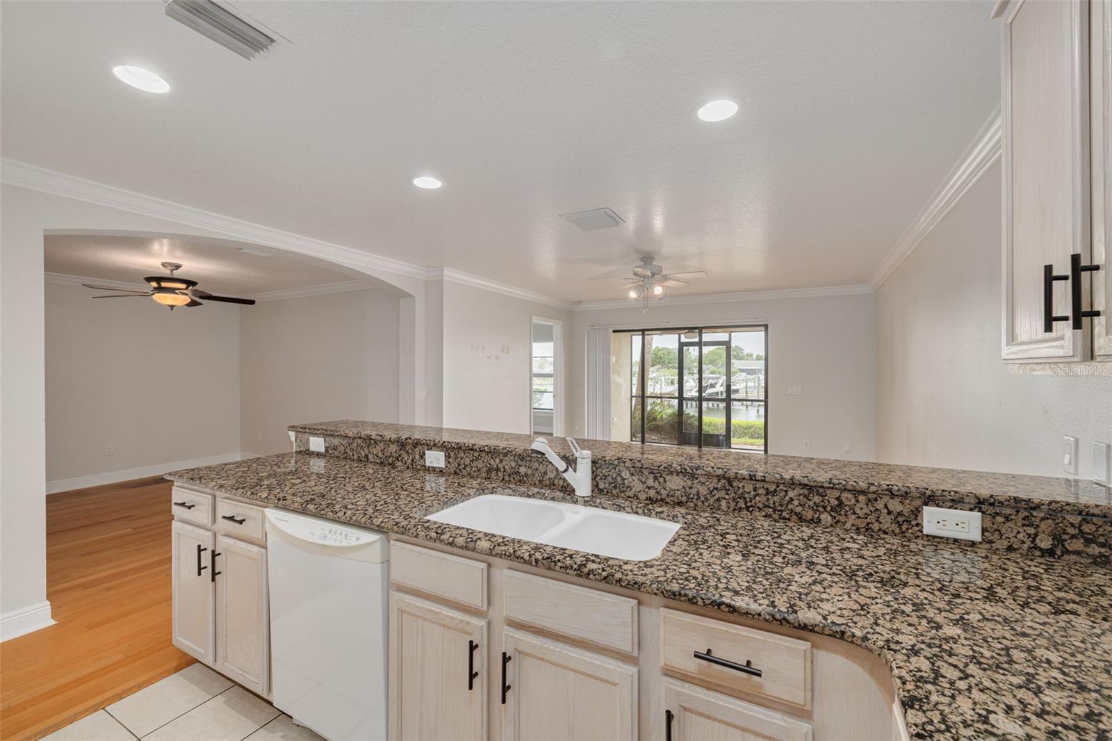 YARDARM CONDO PH 01 - Residential