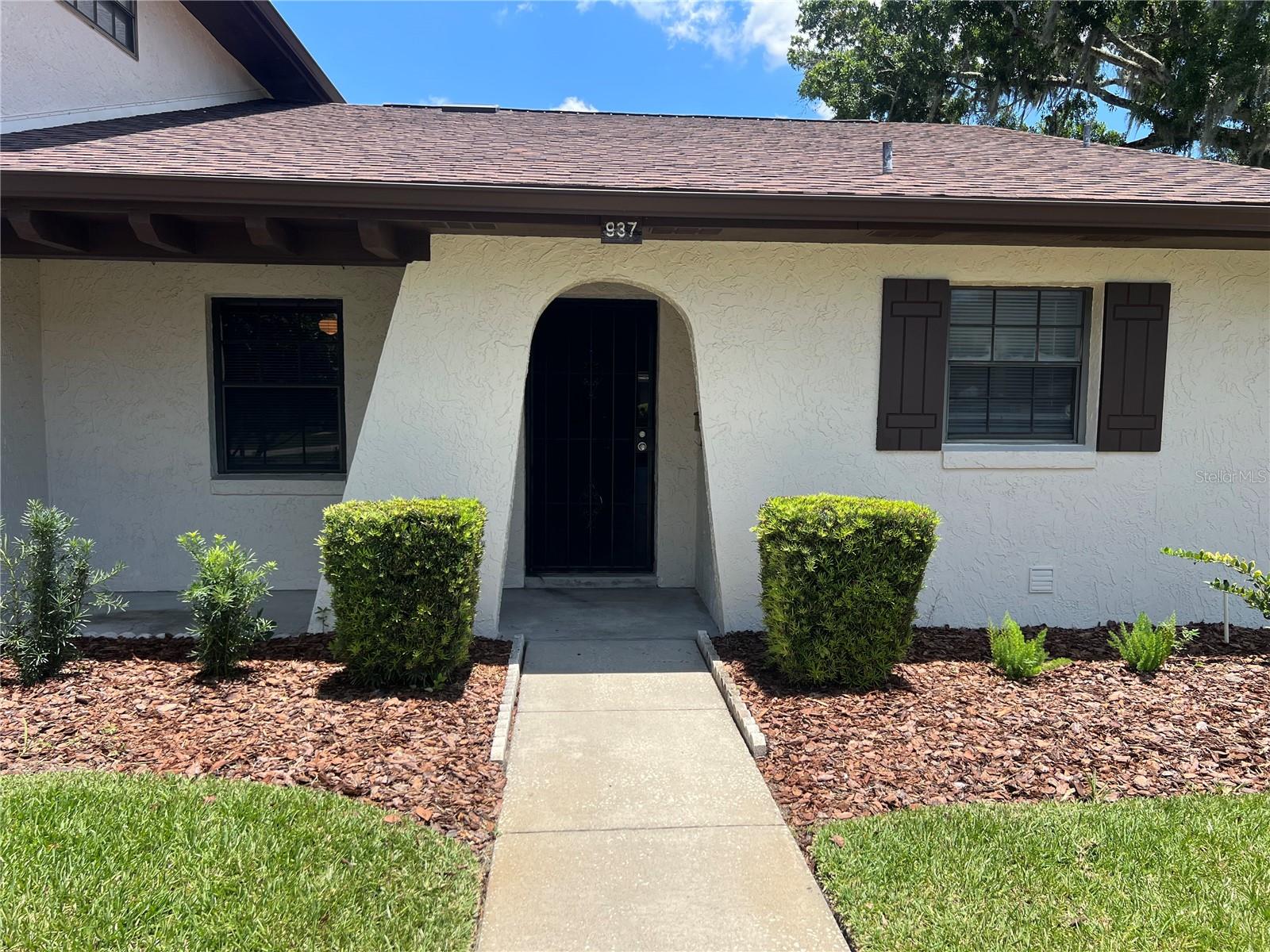 WELCOME HOME TO THIS WELL-MAINTAINED 2-BEDROOM, 2BATH CORNER UNIT NESTLED IN A QUIET COMMUNITY. ENJOY A SPACIOUS LAYOUT, A BIG PRIVATE SCREENED LANAI, AND THE PRIVACY OF A CORNER UNIT, THIS HOME IS READY FOR YOU TO MOVE IN AND ENJOY. SCHEDULE YOUR PRIVATE TOUR TODAY!  BIENVENIDO A SU NUEVO HOGAR! ESTA CASA DE ESQUINA TIENE 2 HABITACIONES Y 2 BANOS, SE ENCUENTRA EN UNA COMUNIDAD TRANQUILA Y BIEN CUIDADA.  DISFRUTE DE UN AMPLIO LANAI PRIVADO CON MALLA Y LA PRIVACIDAD ADICIONAL QUE OFRECE UNA UNIDAD DE ESQUINA.  LIMPIA, COMODA Y LISTA PARA MUDARSE. PROGRAME SU VISITA HOY MISMO!
