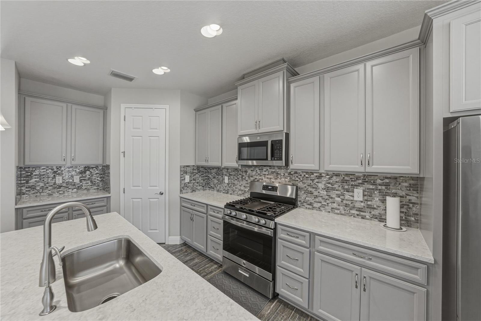 B & D HAWKSTONE PH I - Residential Lease