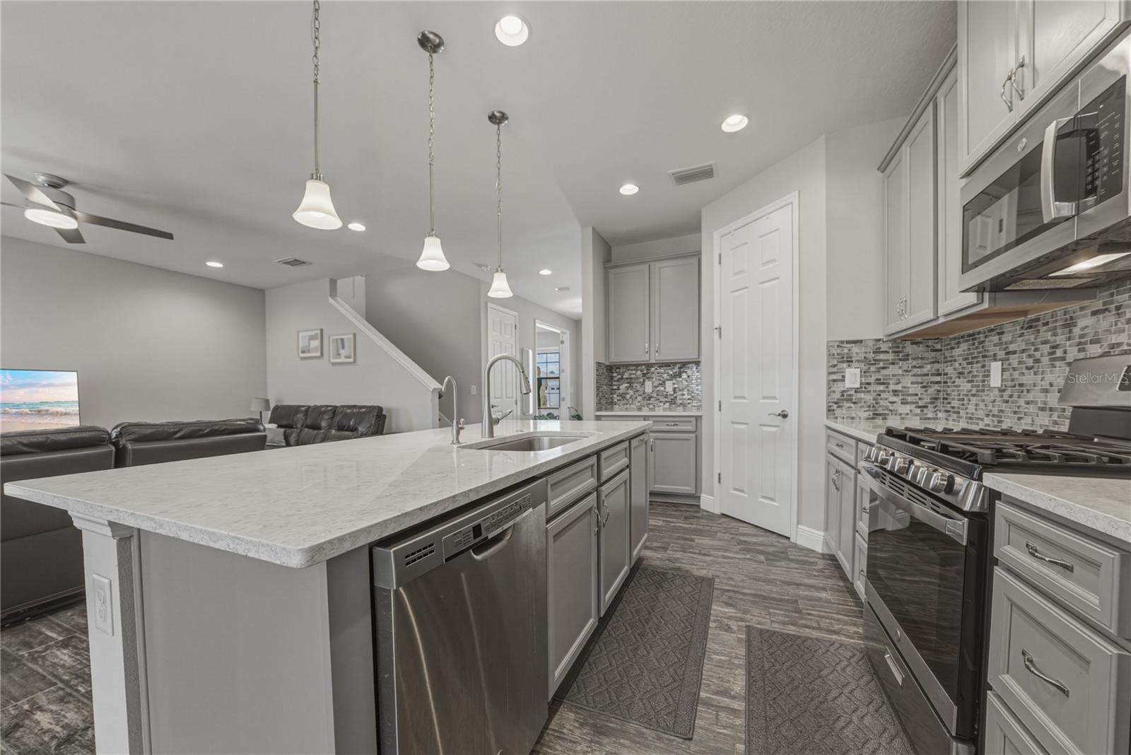B & D HAWKSTONE PH I - Residential Lease