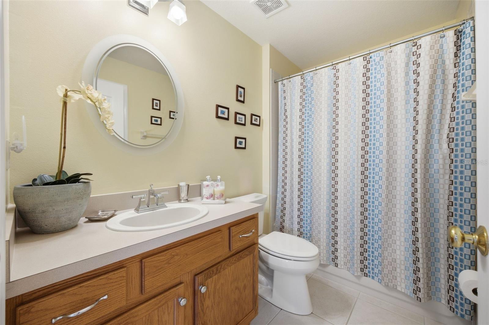 LEXINGTON OAKS VILLAGE 17 UNITS A & B - Residential