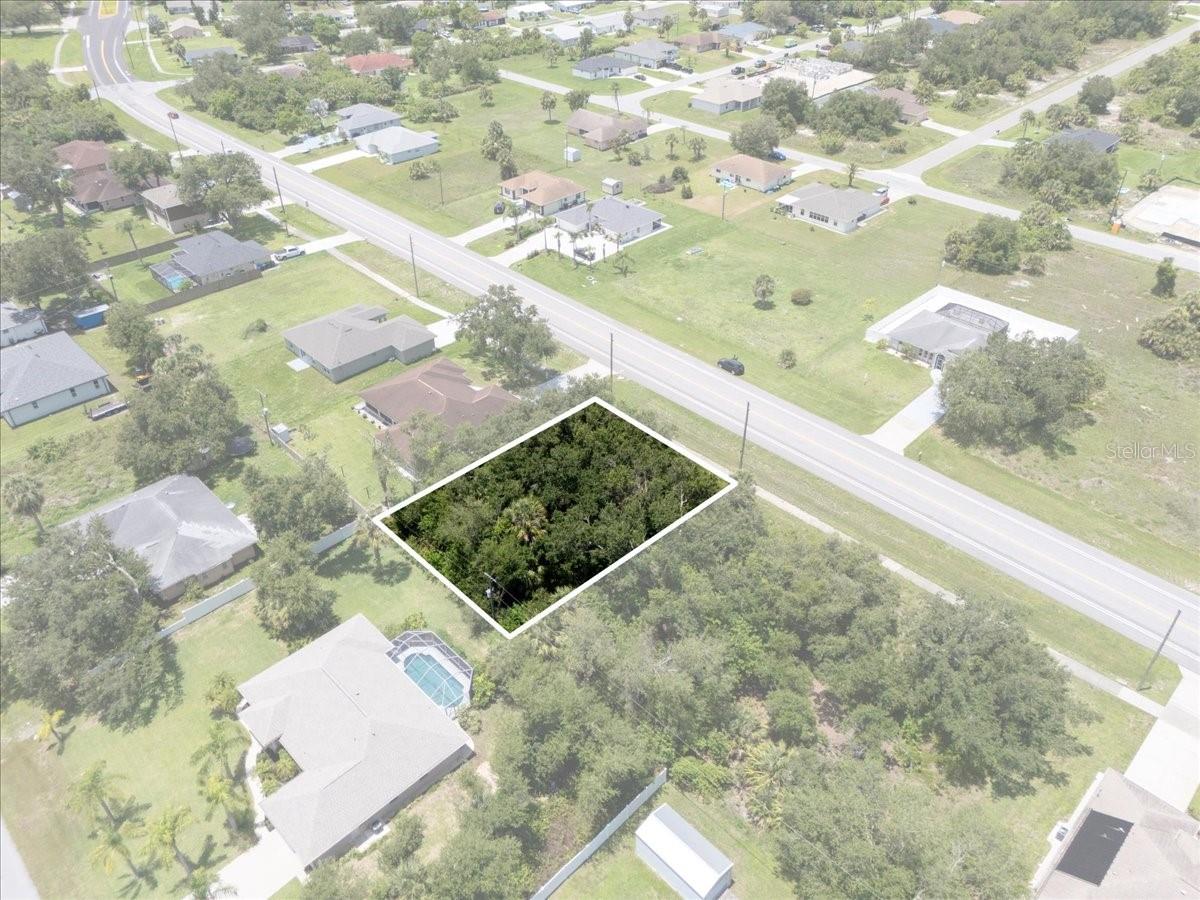 Prime location - just 10 minutes from Wellen Park Downtown and Atlanta Braves Spring Training Stadium.  - Only 25 minutes to multiple Gulf beaches. Easy access to local amenities, schools, parks, and I-75—perfect for travel to Sarasota or Fort Myers. Located in an X flood zone, no flood insurance is required. City water and City sewer.