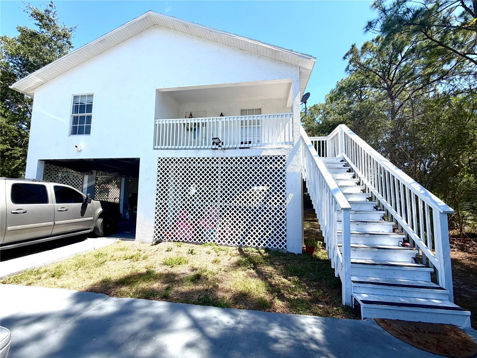 Beautifully designed 2-story single-family home with an updated kitchen.  Modern kitchen with an island. Big master bed
