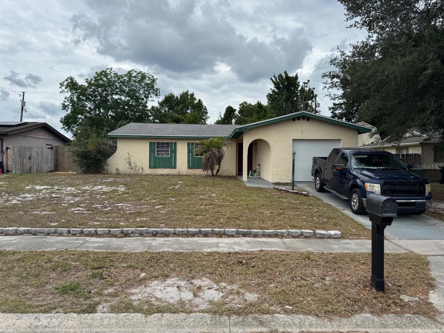 TWIN LAKES MANOR - Residential