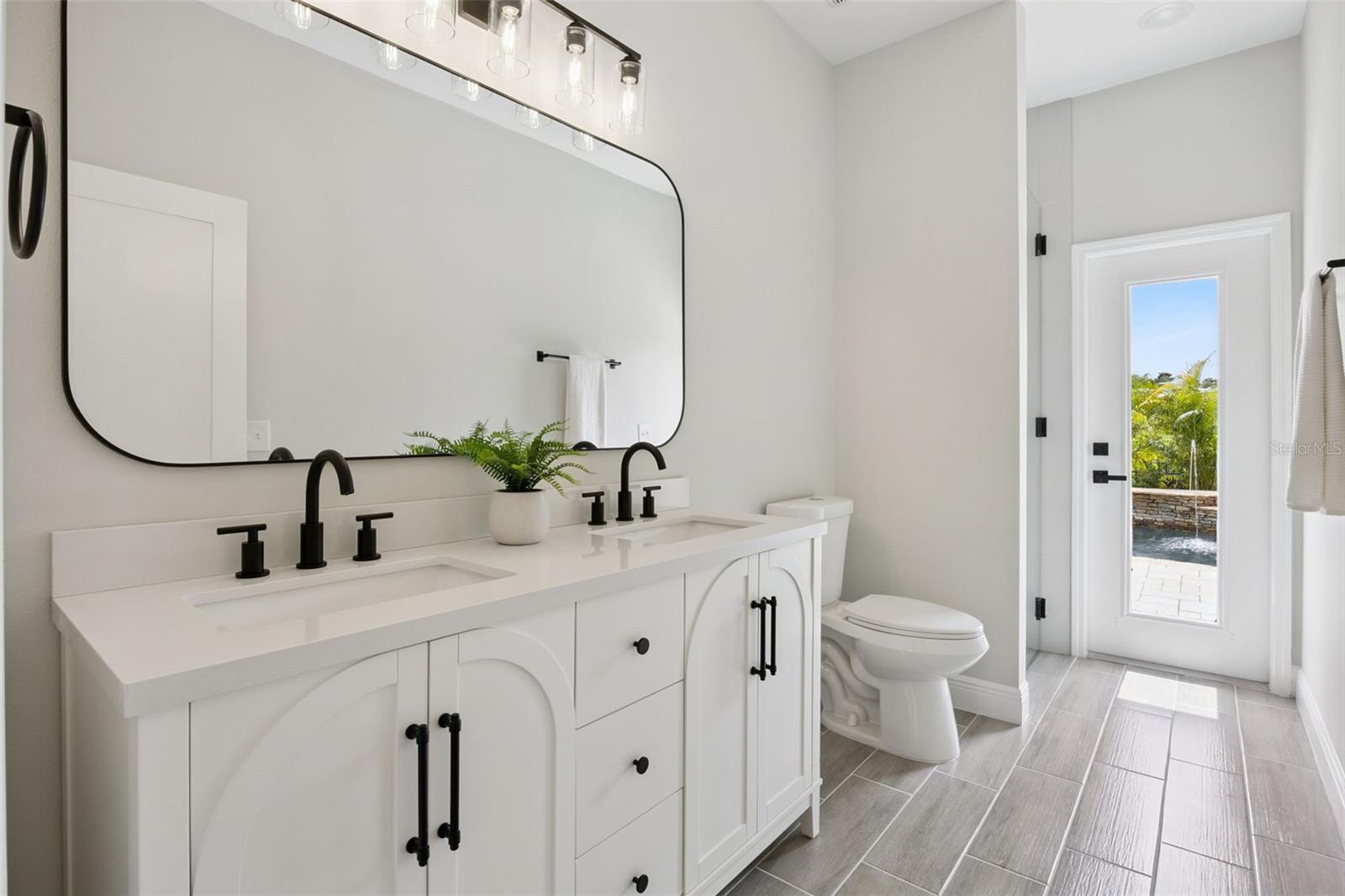 LAKE ROBERTS LNDG E - Residential