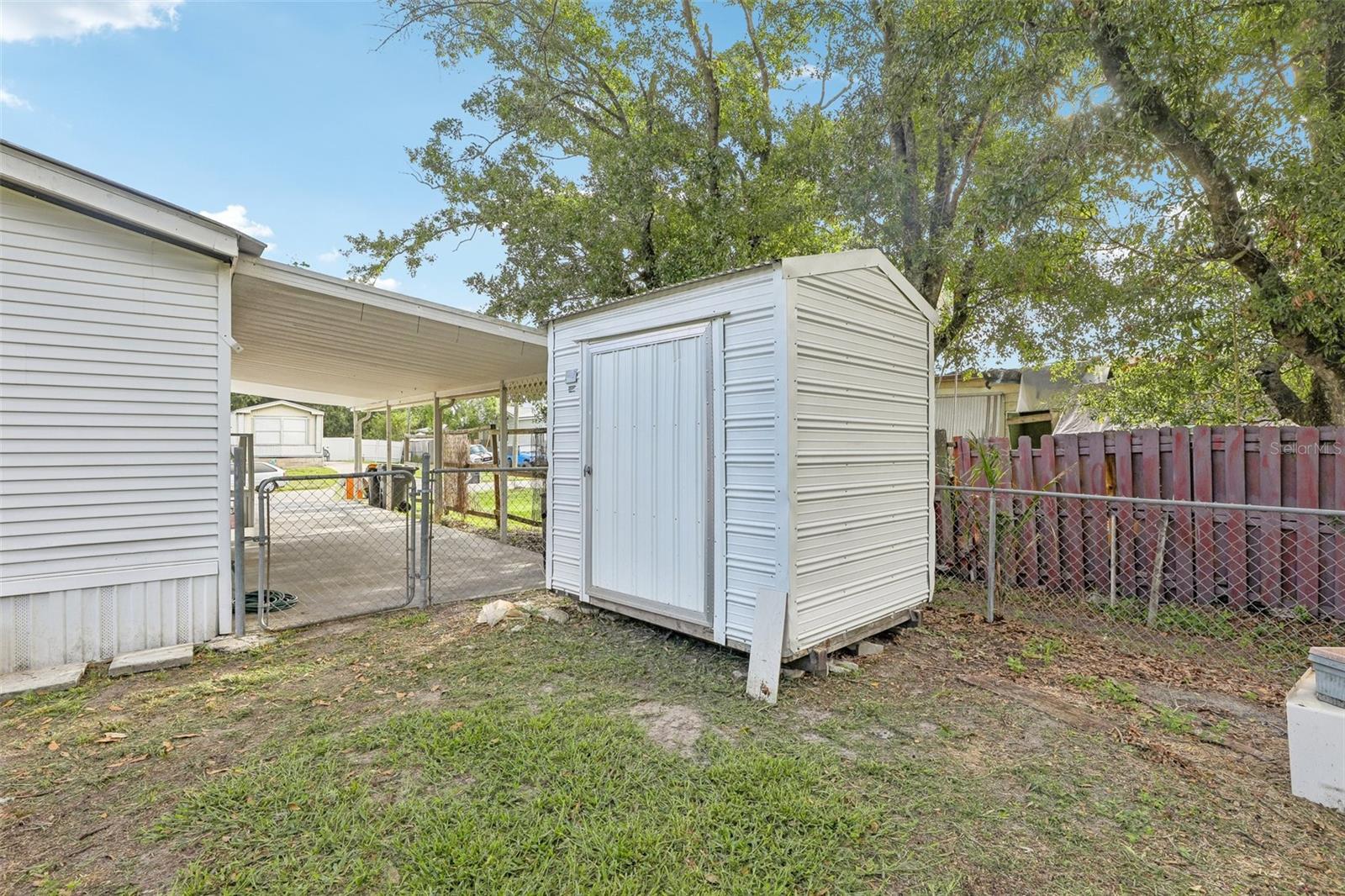 ARIANAS WEST - Residential