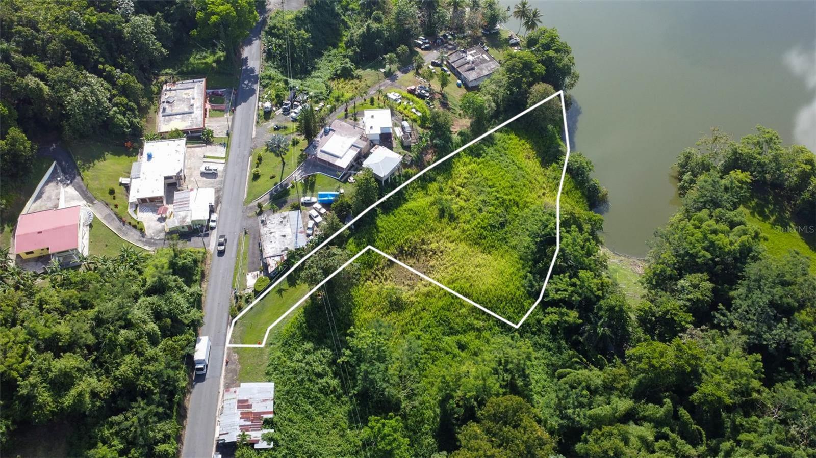 A rare opportunity to own waterfront land directly on Lago Carraízo in Trujillo Alto. This triangular rural parcel offers roughly 1.22 cuerda of lake frontage plus access from Highway PR-175, sweeping reservoir views, and the convenience of being minutes from the San Juan metro area.
Perfect for building your dream home or commercial property or as a long-term investment, the lot spans 4,811.28 square meters (1.224 cuerdas / ˜1.19 acres) per the registry description — a blank waterfront canvas ready to develop (subject to applicable permits and regulations).